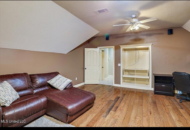 Building Photo - 132 Pine Ridge Cir