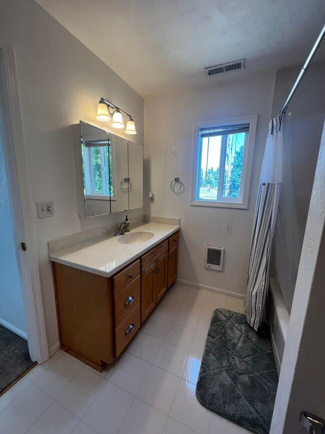 Building Photo - 4-Bedroom 3-Bathroom house with attached 1 bedroom apartment