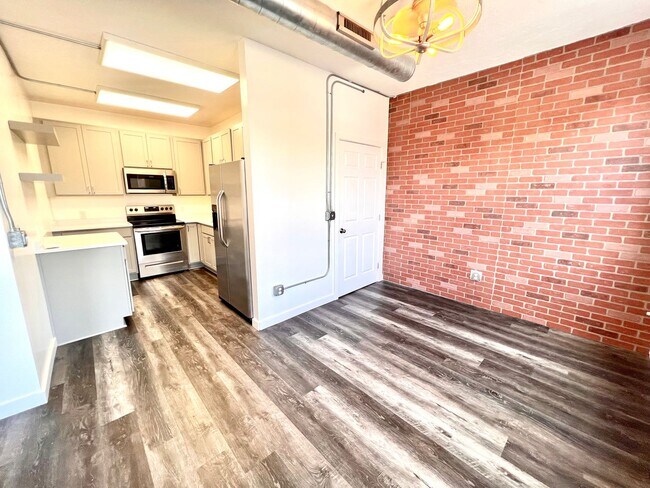 Building Photo - Beaver - Luxury 2 Bedroom, 1 Bathroom, located in downtown shopping district.