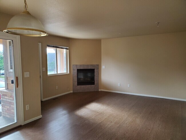 Building Photo - Spacious 3 bed, 3.5 bath condo in Rigden F...