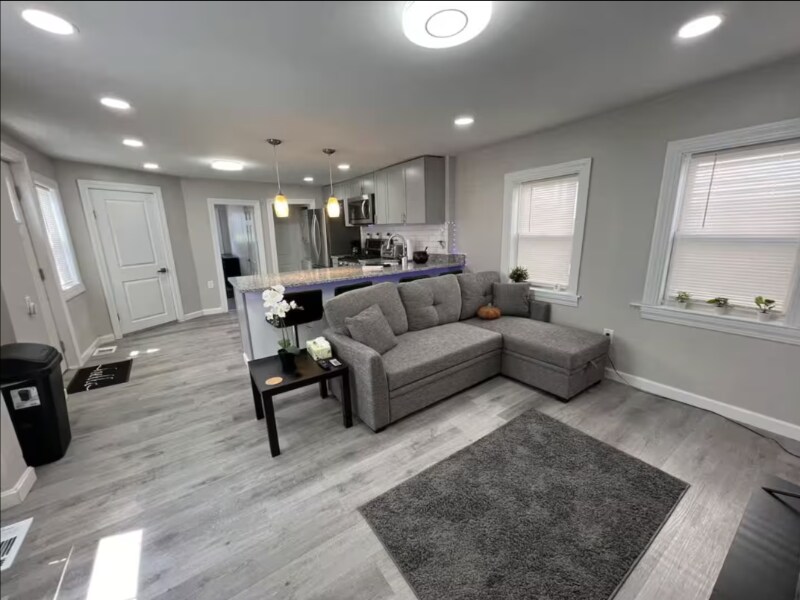 Building Photo - 14 Lathrop St