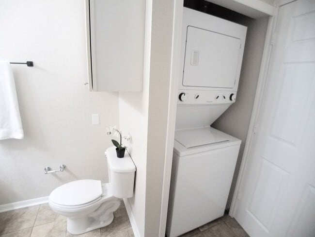 Building Photo - Beautiful 1/1 Pool View Condo x Rent @ Upt...