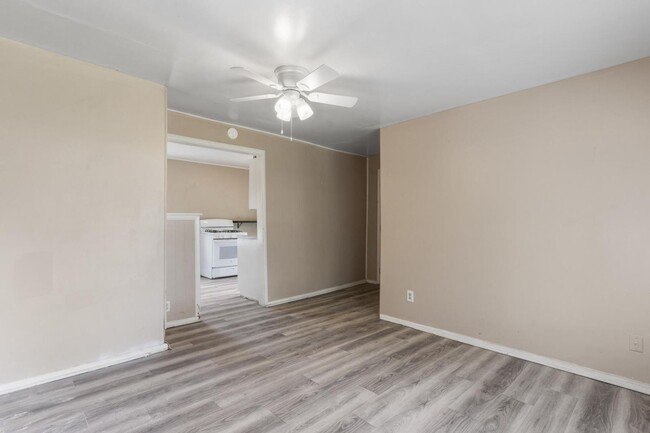 Building Photo - Charming 2 Bed, 1 Bath Home on Quiet Stree...