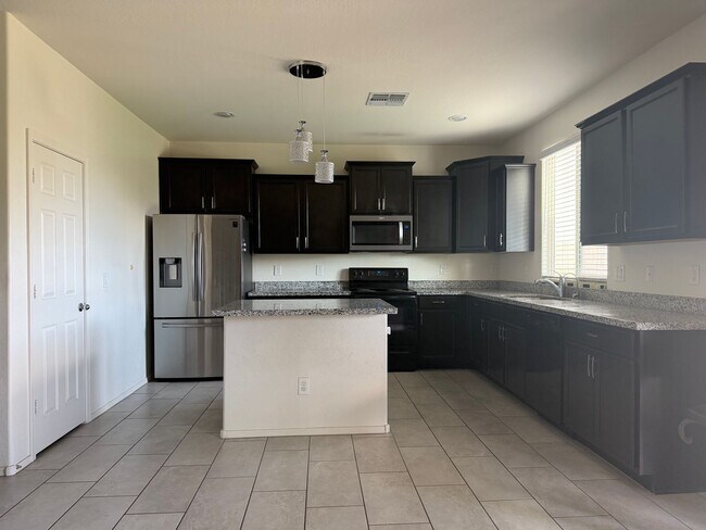 Building Photo - 3 bedroom 3 bath Home