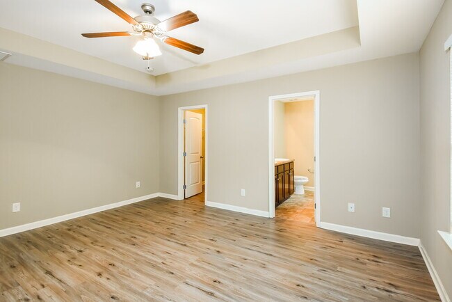 Building Photo - 48 Crescent Chase