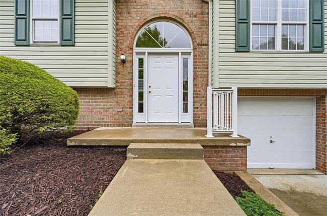 Building Photo - 223 Cottonwood Ln