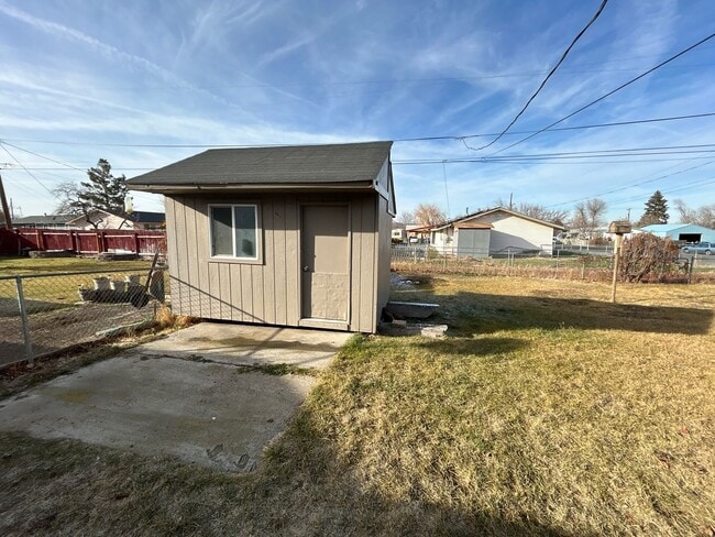 Building Photo - 3 Bedroom / 1 Bathroom home in Metolius