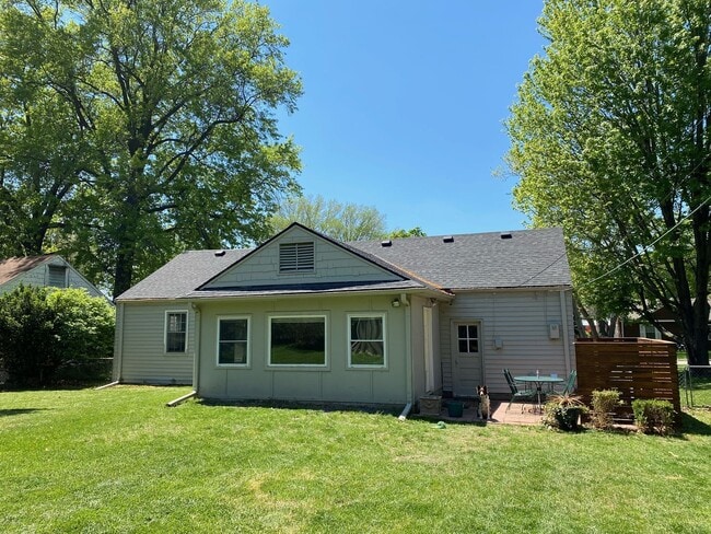Building Photo - 2 Bedroom Home Quick access to KU MED