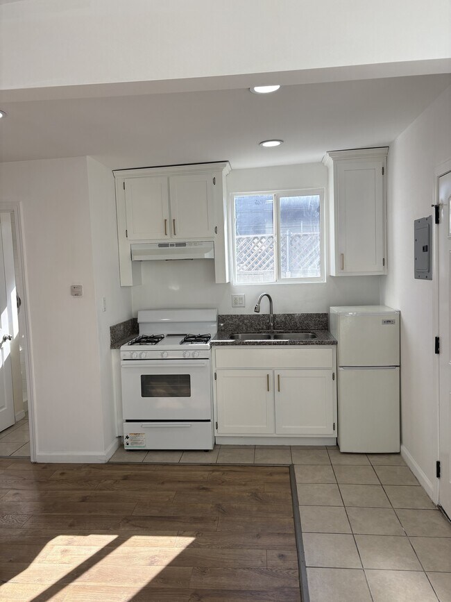 kitchen - 3052 West Blvd