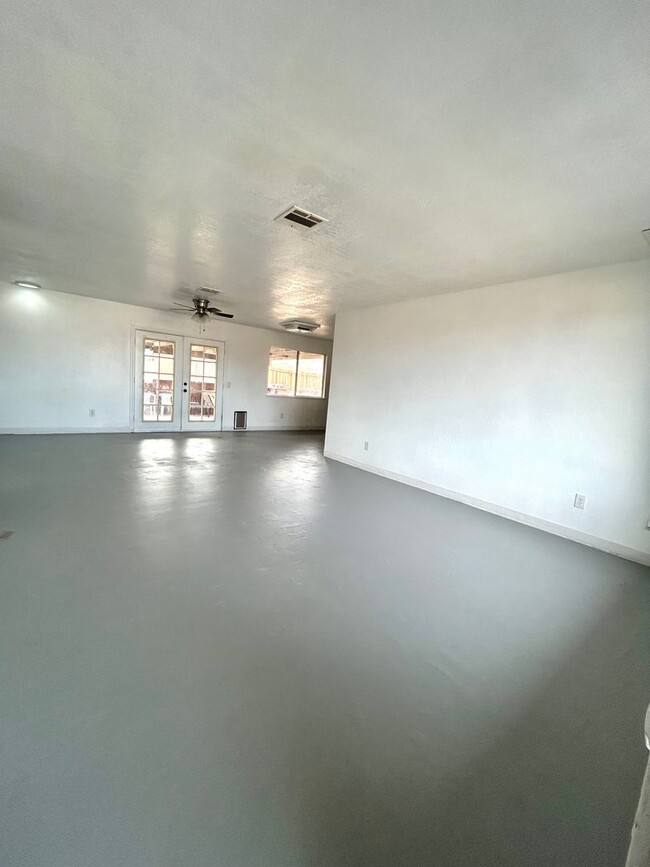 Building Photo - 3 Bedroom 2 Bathroom Home with 1 Bedroom 1...