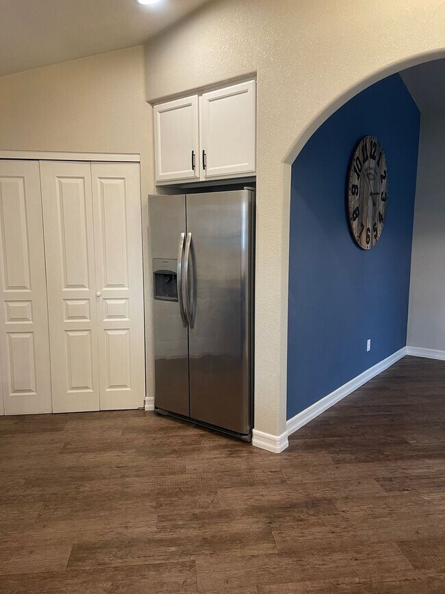 Building Photo - 3 BED 2 BATH HOUSE WITH FENCED BACKYARD IN THE COUNTRY HEIGHTS SUBDIVISION