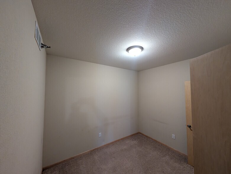 Secondary bedroom - 1155 Ford Road