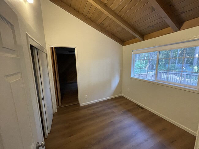 Building Photo - 6876 Ridgeway Dr