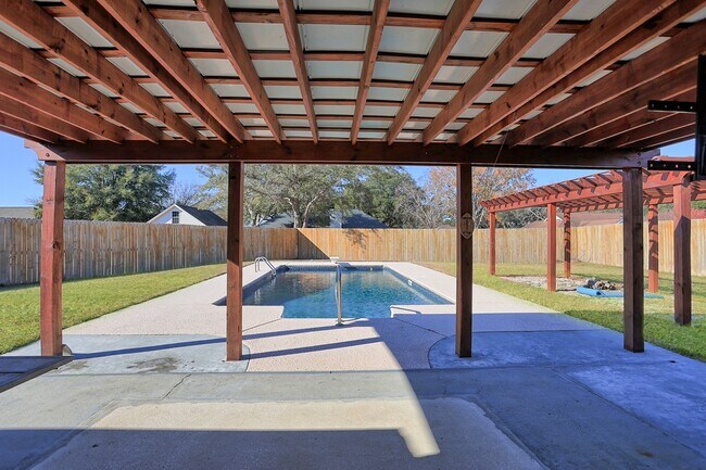 Building Photo - 204 Birch Dr