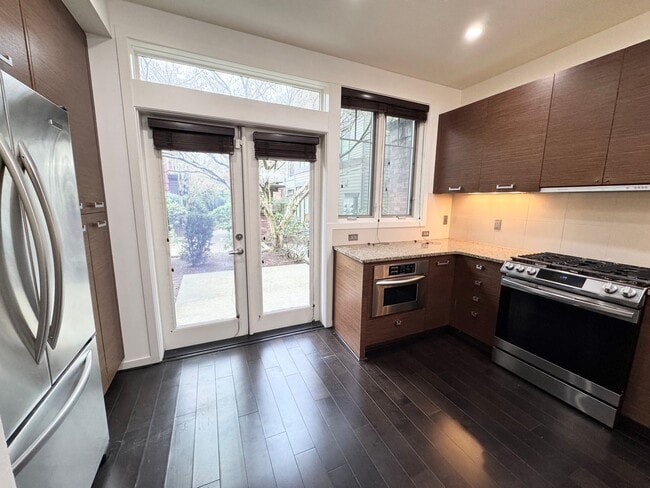 Building Photo - Rare Townhome 2 bed 2 bath in Heart of Bellevue Downtown