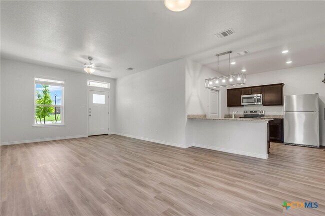 Building Photo - 1118 B Zora Dr