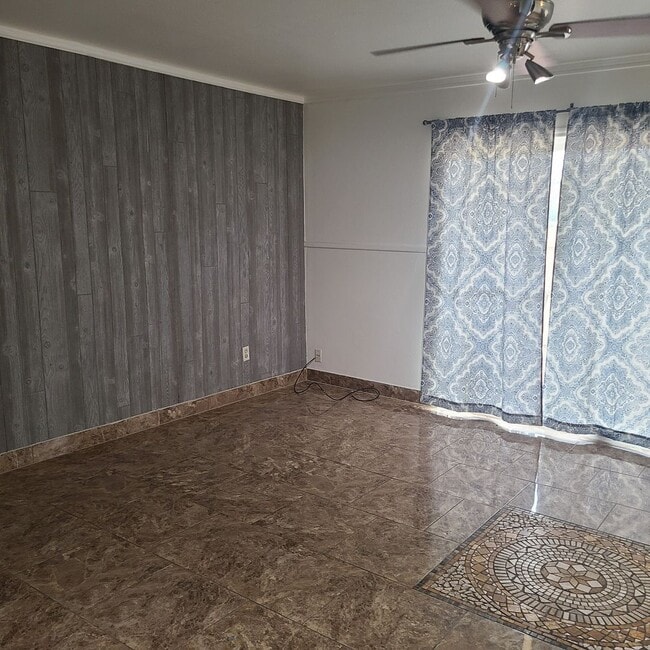 Building Photo - Spacious 3 BR+study/2.5 bath end-unit townhome w/balcony & patio!