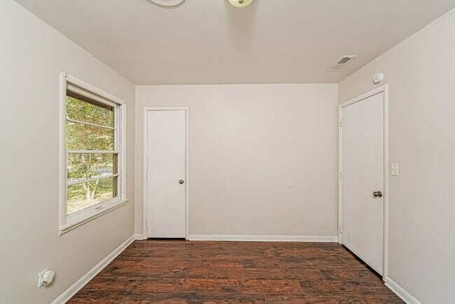 Building Photo - $1,199! 3Bed/ 1 Bath House! North of Birmingham! Save 50% off the first full month's rent. Apply ...