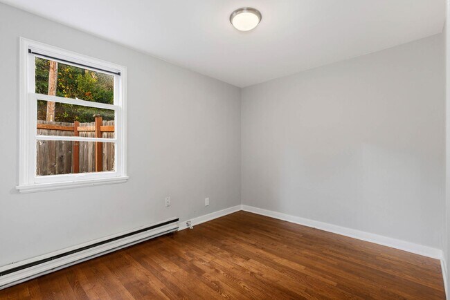 Building Photo - 3 Bedroom Home in the Heart of W Seattle! Leasing incentives available for immediate move-in!