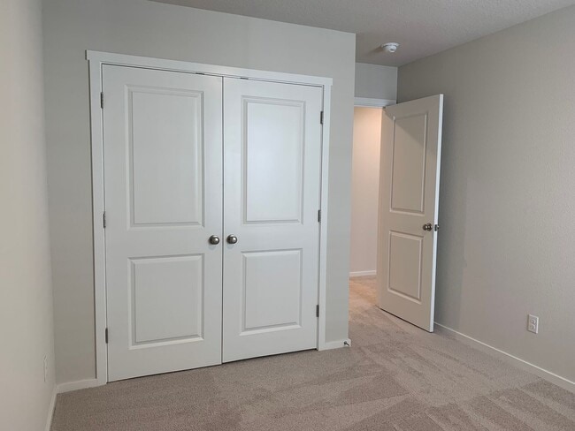 Building Photo - 4 BED/2.5 BATH PLUS A HUGE BONUS ROOM! HIGH END FINISHES! LARGE FENCED BACKYARD !