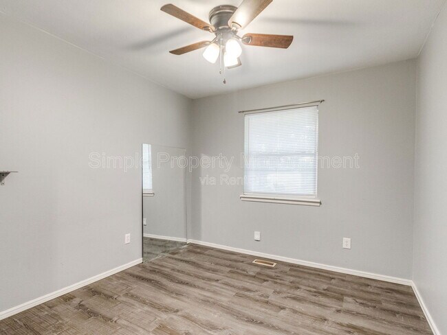 Building Photo - 2711 Ridgeview Dr