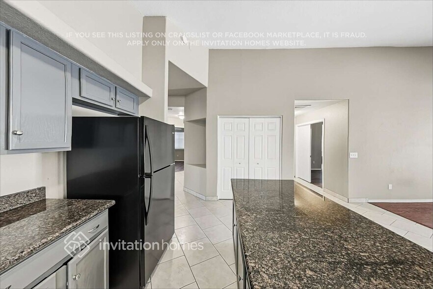 Building Photo - 7546 W Jenan Dr