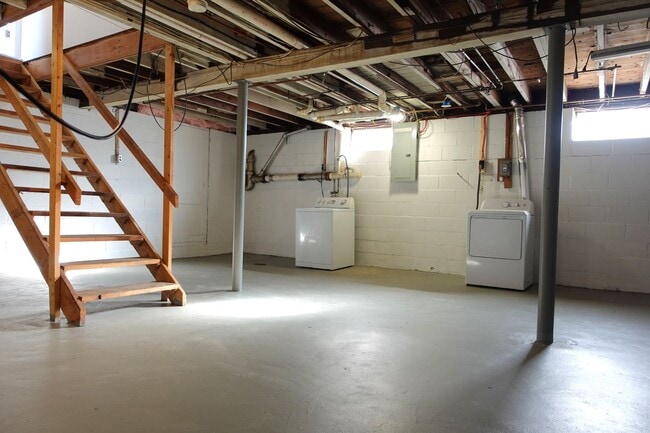 Building Photo - Updated 3 Bedroom / 2 Bath Home