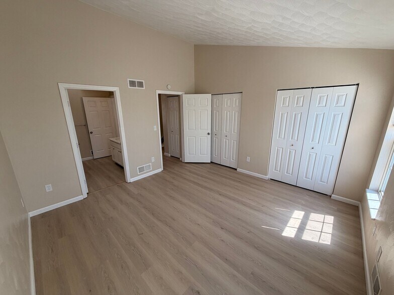 Building Photo - 1011 Pinoak Ct