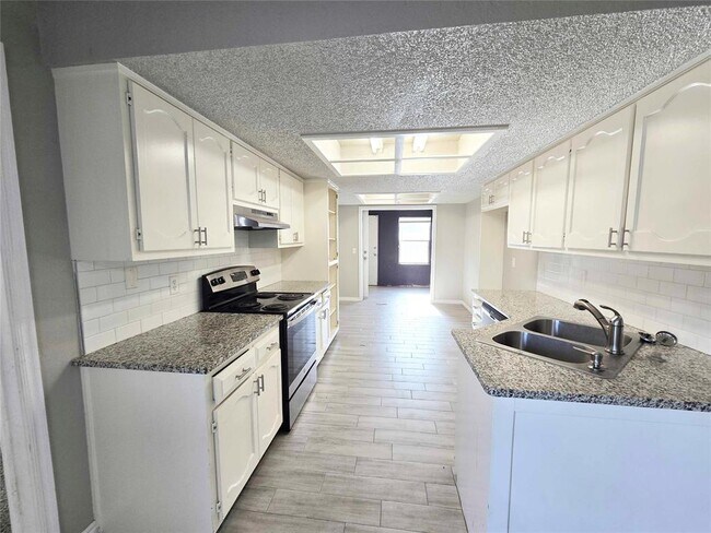 Building Photo - 217 Cypress Dr