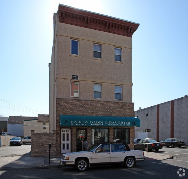 Building Photo - 202 Broadway
