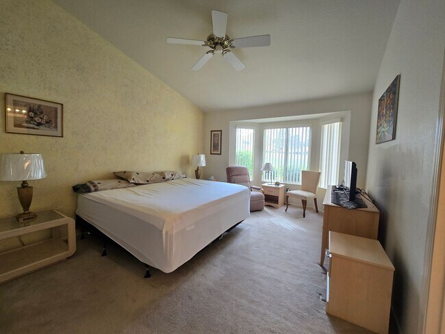 Building Photo - Fully Furnished single story 2 bed 2 bath ...