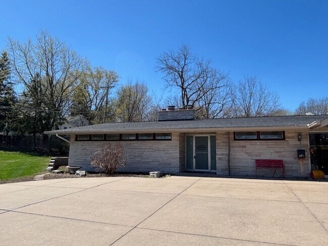 Building Photo - Available NOW! Gorgeous 3BR/2 BA Unit in Hastings!