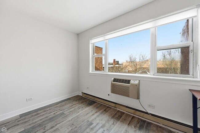 Building Photo - 5920 N Kenmore Ave