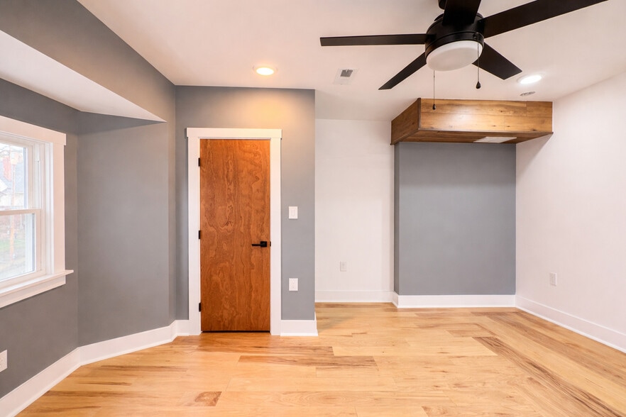 Building Photo - 5842 Hobart St