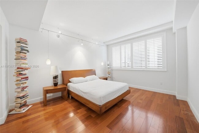 Building Photo - 540 Brickell Key Dr