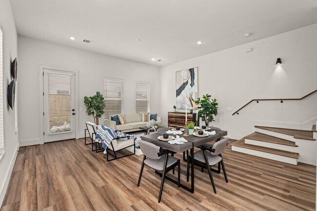 Building Photo - 879 Rachel St