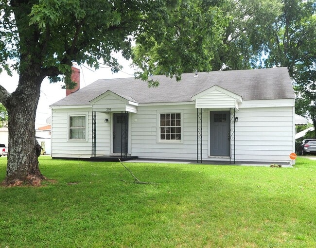 Primary Photo - 203 Oakwood Ave NE