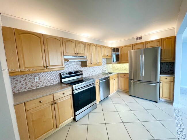 Building Photo - 600 NE 36th St