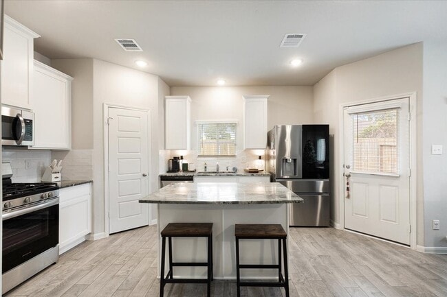 Building Photo - 418 Emerald Thicket Ln