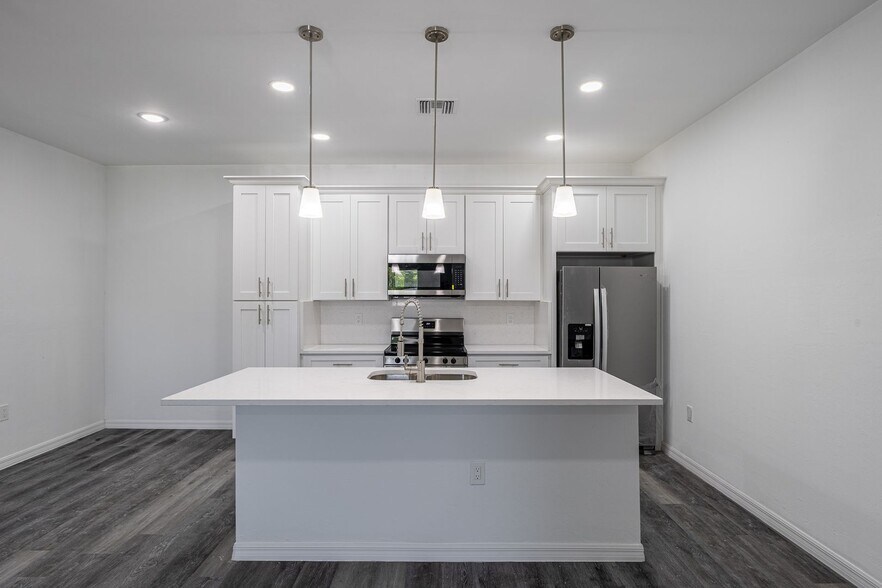 Building Photo - 4851-4851 30th St SW