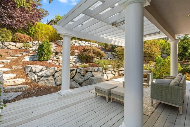 Building Photo - 5Bd/3.5Ba Shoreline House