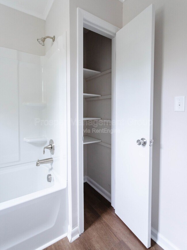 Building Photo - 867 Colony Dr