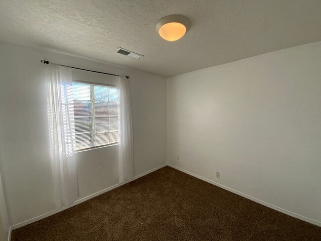 Building Photo - 4 Bedroom Single Story Home Available Near McMahon Blvd NW & Unser Blvd NW!