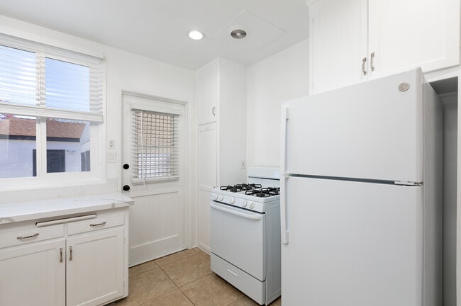 Building Photo - 5726 Lasaine Ave