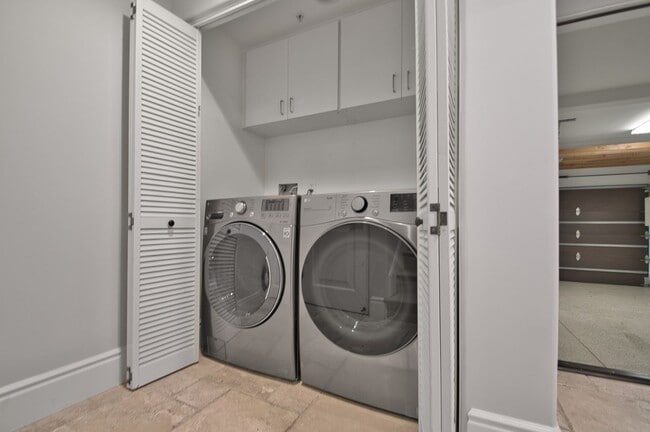 Building Photo - 3 Bed 3.5 Bath Town Home For Lease - Walk to Beach