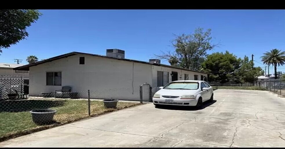 Building Photo - 325 S Spring St