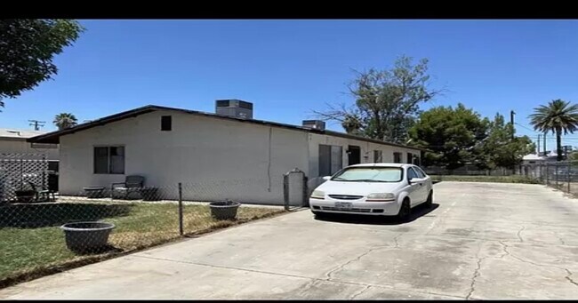 Building Photo - 325 S Spring St