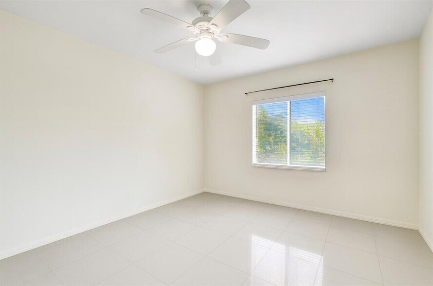 Building Photo - 717 NE 16th Ave