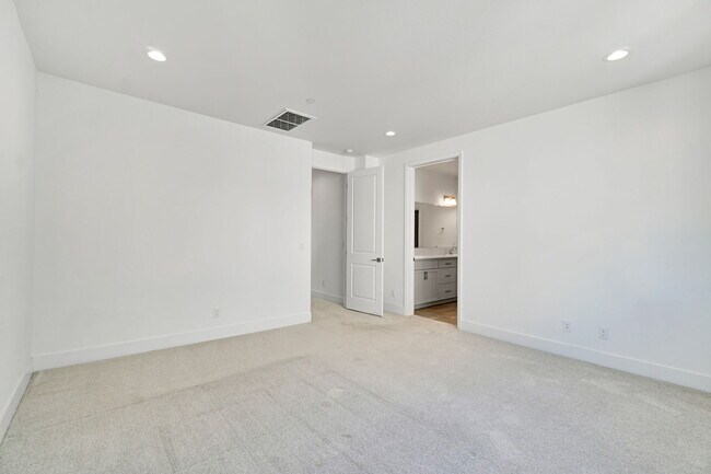 Building Photo - 863 Orchard Hills Rd