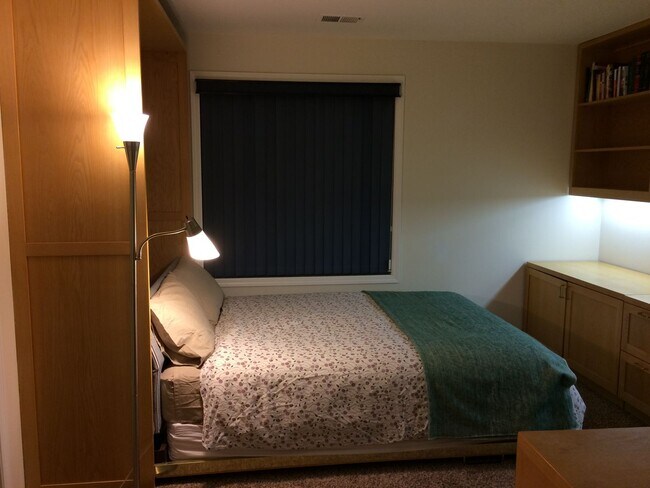 Building Photo - Gorgeous John's Landing Townhome- Luxurious Interior Renovation!